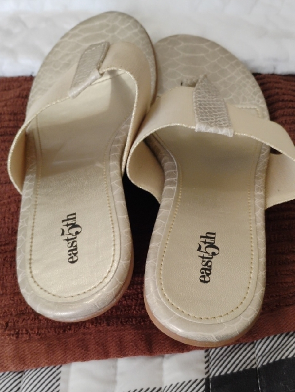 NWOT East 5th Cream Textured Thong Slide Sandals - Picture 4 of 7
